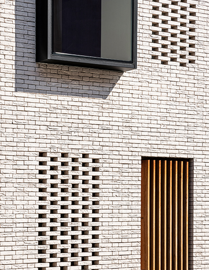 Gevel met claustra metselwerk van Studio Stiels