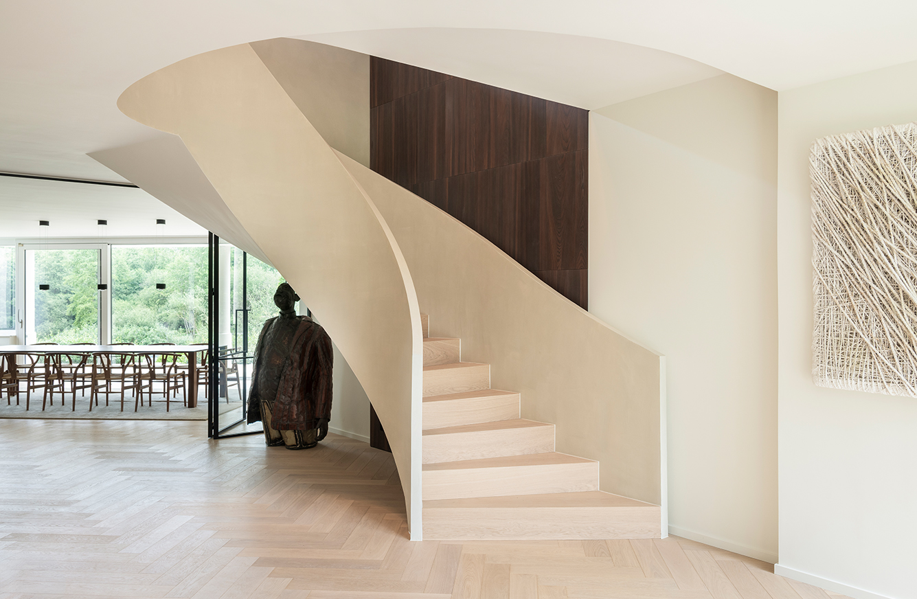 De trap als architecturaal en verbindend element in woning Bierbeek