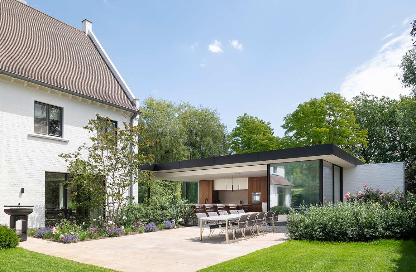 De leefruimte in de nieuwe aanbouw als centraal hart van de woning in bierbeek