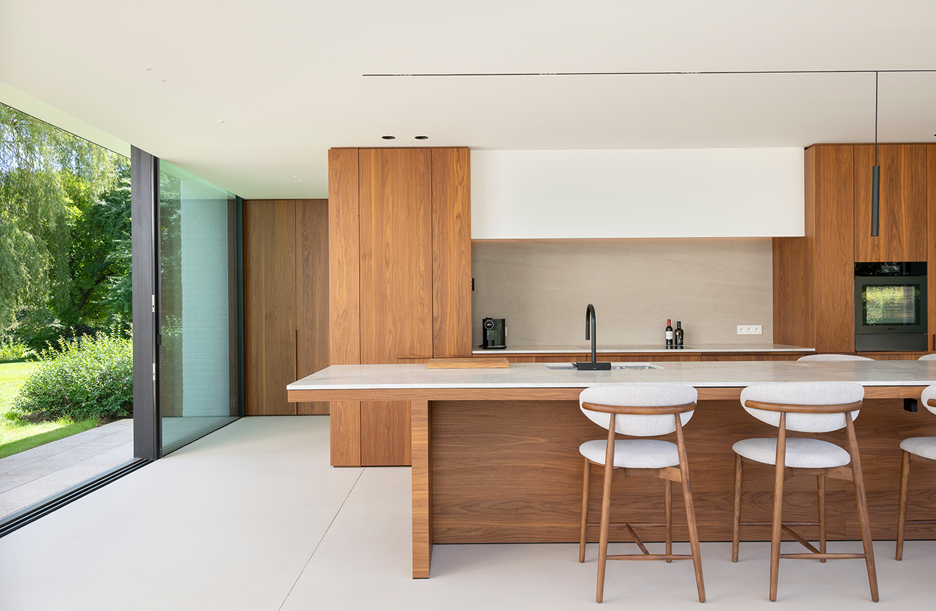 De keuken in de nieuwe aanbouw als centraal hart van de woning in bierbeek