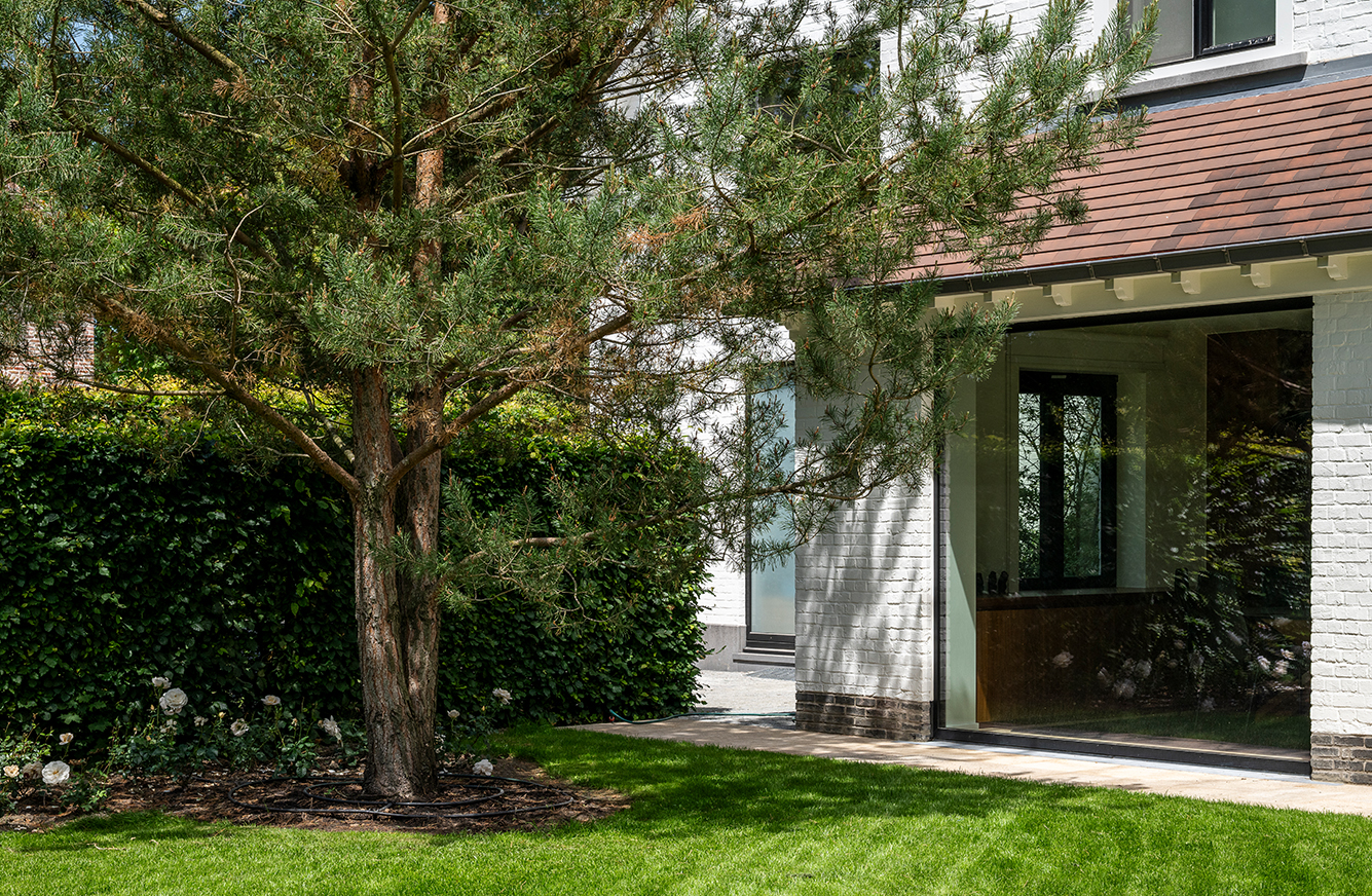 De zuidgerichte voorzijde verbinden met de groene omgeving aan de achterzijde woning in bierbeek