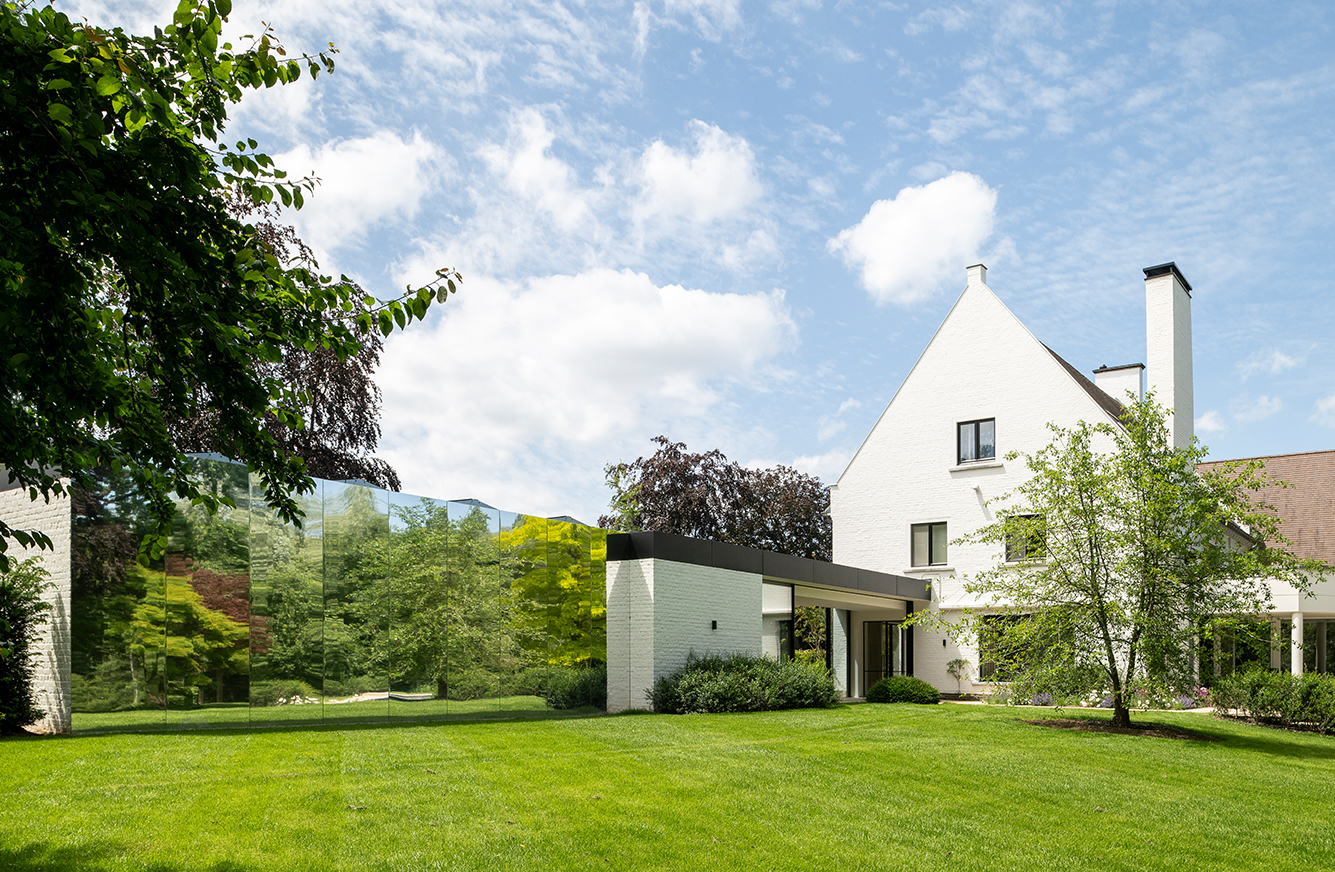 De zuidgerichte voorzijde verbinden met de groene omgeving aan de achterzijde woning in bierbeek
