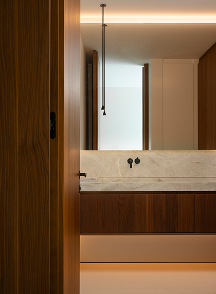 Nieuwe badkamer met houten kasten in woning Bierbeek