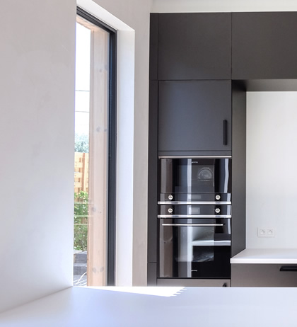 Moderne zwarte keuken in halfopen bebouwing in Malle