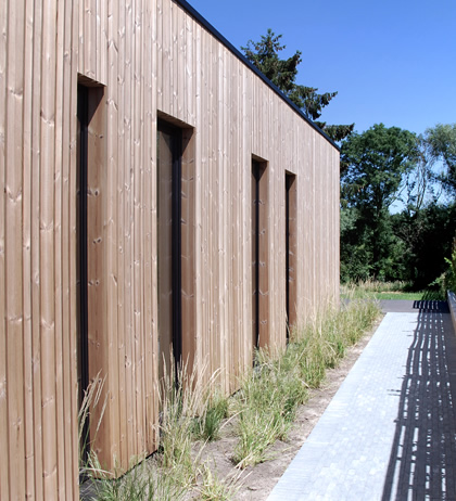 Zijkant nieuwe houten aanbouw bij halfopen bebouwing in Malle