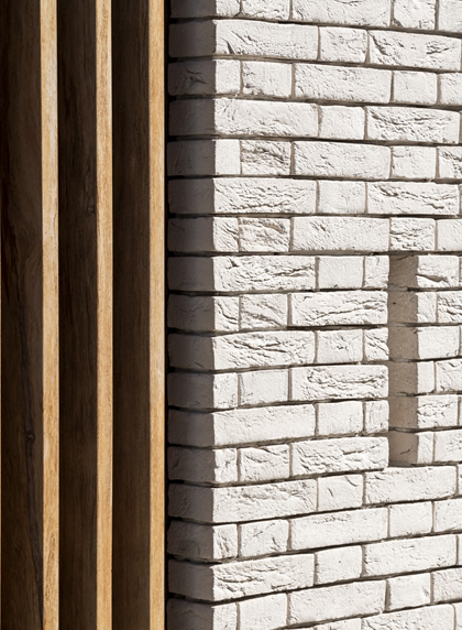 Claustra metselwerk en houten panelen na totaalproject stadswoning Deinze