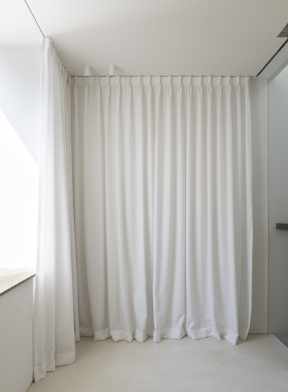 Witte raamdecoratie na totaalproject stadswoning Deinze