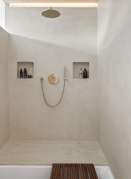 Grote inloopdouche en bad na totaalproject renovatie stadswoning centrum Deinze