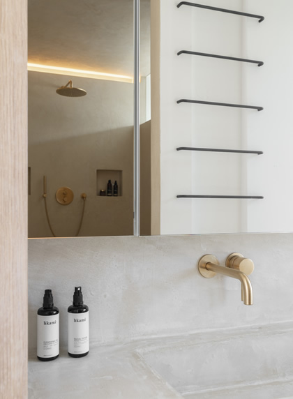 Messing kranen bij nieuw badkamermeubel totaalproject stadswoning centrum Deinze